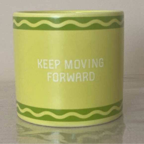 Crayola Fresh Bamboo Scent “Keep Moving Forward”6.3-oz. Candle Jar- Citron - Picture 2 of 7